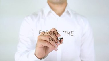 Geçmişi unut, cam üzerinde yazılı adam