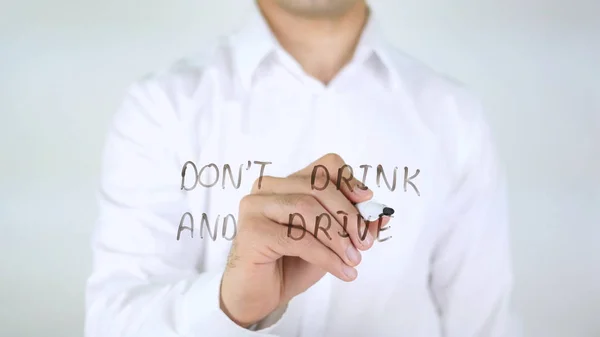 Não beba e dirija, homem escrevendo em vidro — Fotografia de Stock