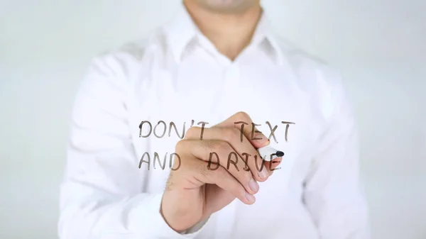 No mandes mensajes y conduzcas, hombre escribiendo en vidrio — Foto de Stock