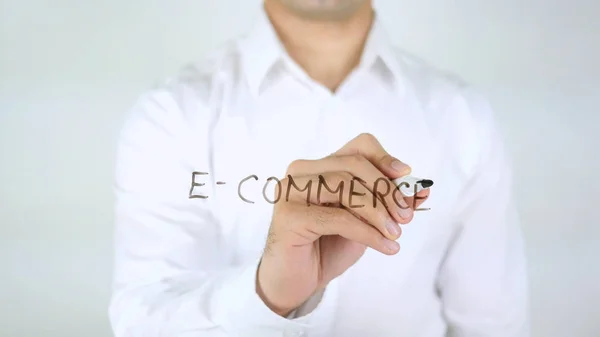 E-Commerce, homem escrevendo em vidro — Fotografia de Stock