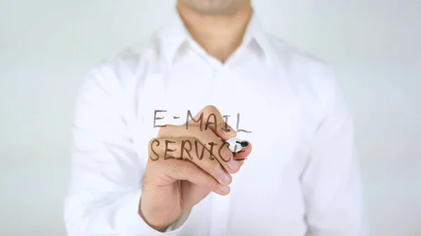 E-mail-serviço, homem escrevendo em vidro — Fotografia de Stock
