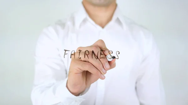 Fairness, Mann schreibt auf Glas — Stockfoto