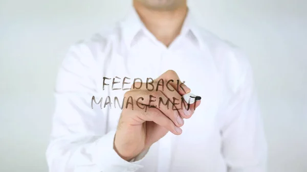 Feedback Management, Mann schreibt auf Glas — Stockfoto