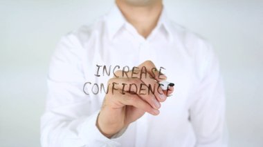 Güven artırmak, cam üzerinde yazılı adam