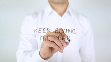 Bar yükselen tutmak, cam üzerinde yazılı adam