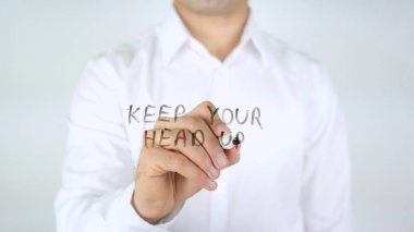 Başını dik, adam camın üzerine yazmaya devam