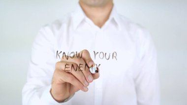 Cam üzerinde yazılı dostum Düşmanını tanı