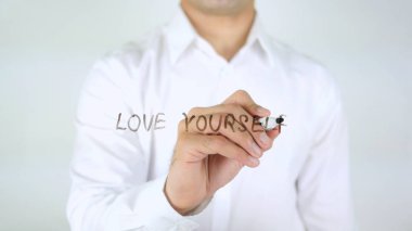 Kendini sev, cam üzerinde yazılı adam