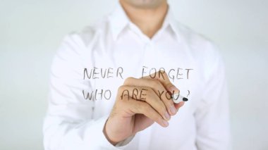 Kim olduğunu asla unutma, cam üzerinde yazılı adam