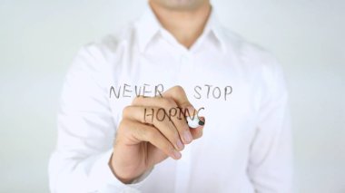 Asla umuduyla durdurmak, cam üzerinde yazılı adam