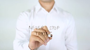 Asla denemeyi bırak, cam üzerinde yazılı adam