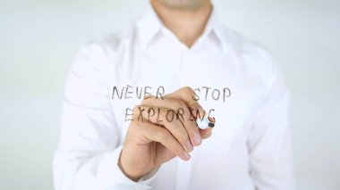 Durmadan keşfetmek, cam üzerinde yazılı adam