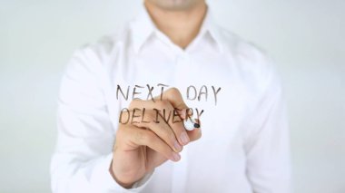 Ertesi gün teslimat, adam cam üzerine yazma