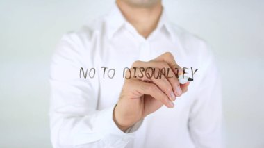 Hayır diskalifiye, cam üzerinde yazılı adam için