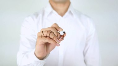 Şimdi, cam üzerinde yazılı adamım