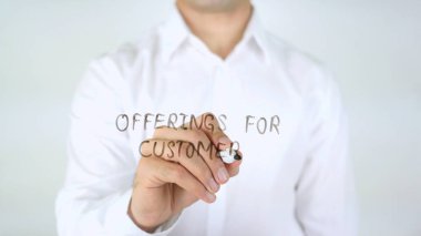Teklifleri müşteri için adam cam üzerine yazma