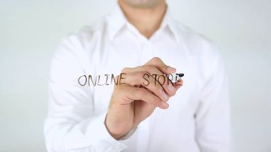 Online mağaza, adam cam üzerine yazma