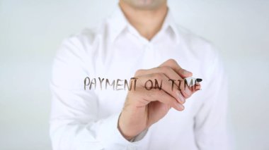 Ödeme zamanında, adam cam üzerine yazma