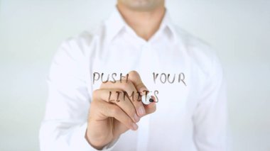 Sınırlarınızı cam üzerinde adam yazılı itin