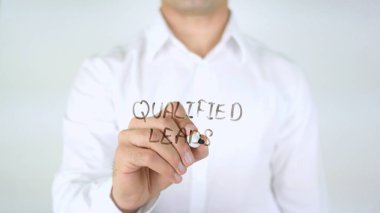 Nitelikli satış, adam cam üzerine yazma