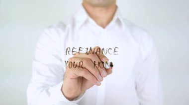 Ev refinance, cam üzerinde yazılı adam
