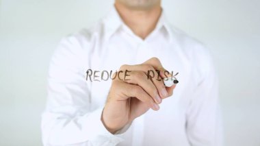 Riskini azaltmak, cam üzerinde yazılı adam