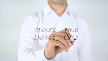 Enerji fatura azaltmak, cam üzerinde yazılı adam