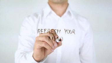 Aklını yenilemek, cam üzerinde yazılı adam