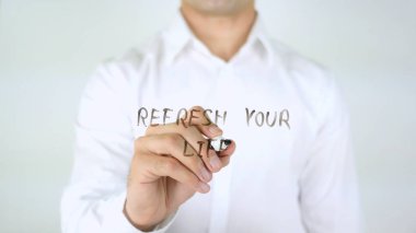 Hayatını yenilemek, cam üzerinde yazılı adam