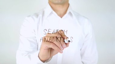 Analytics arama, cam üzerinde yazılı adam