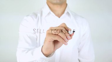 Kendinizi satmak, cam üzerinde yazılı adam