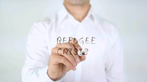Crisis de los refugiados, el hombre escribiendo sobre el vidrio — Foto de Stock