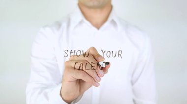 Yeteneğini göstermek, cam üzerinde yazılı adam