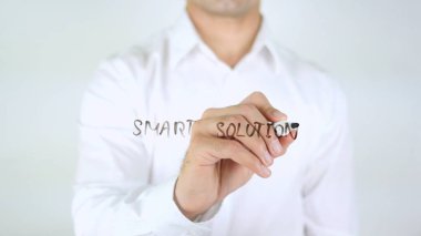 Akıllı çözümler, cam üzerinde yazılı adam