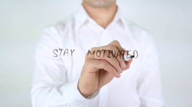 Motive kalmak, cam üzerinde yazılı adam