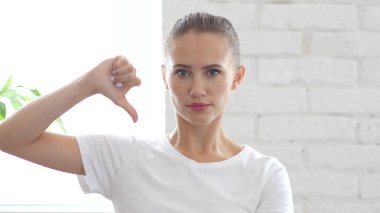 Başparmak aşağı güzel kadın, portre