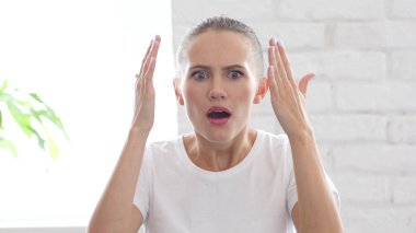 Depresif genç kadın, portre hatasından jesti