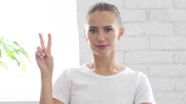 Güzel genç kadın, portre zafer işareti