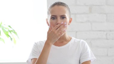 Güzel genç kadın şok, Disastors ve sorunları merak