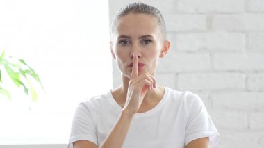 Sessiz olun lütfen, parmak dilinde güzel genç kadın, portre