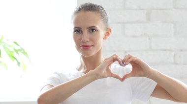 Hadmade kalp şekli güzel genç kadın, portre tarafından