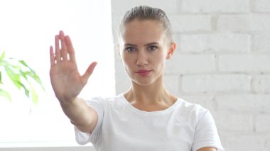 Genç kadın, portre tarafından eliyle dur işareti
