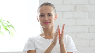 Güzel genç kadın portre alkış, alkış