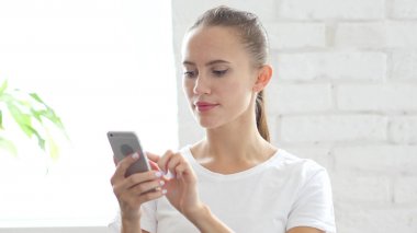 Smartphone, online tarama kullanan genç kadın