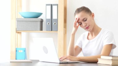 Baş ağrısı, stres kadın ofiste iş için projenin