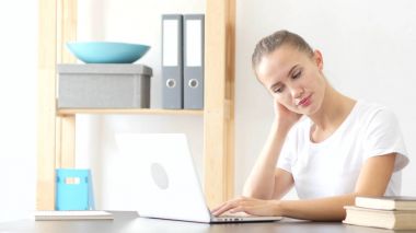 Baş ağrısı, sinir bozucu kadın ofiste iş başında