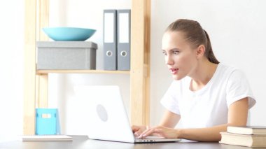 Dizüstü bilgisayarda çalışan yoğun iş, genç yaratıcı kadın