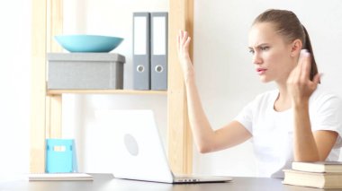 Office, rahatsız edici, eser, sinir bozucu genç kadın