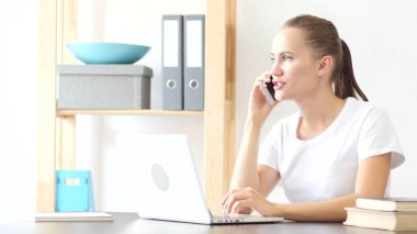 Smartphone'da söz, ofiste işyerinde bilgileri tartışıyor kadın