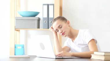 Office, duygu içinde işte uyuyan kadın ofiste yorgun